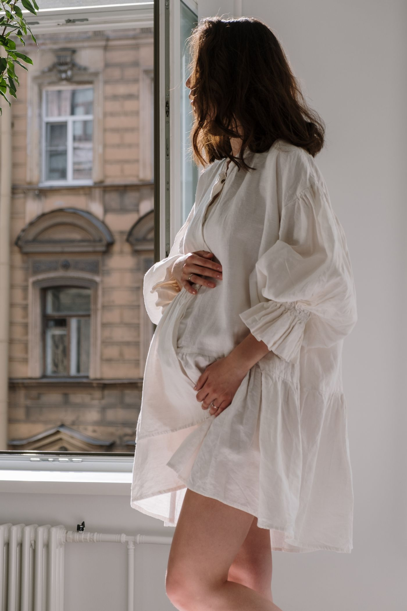 Photographie d’illustration d’une femme enceinte près d’une fenêtre